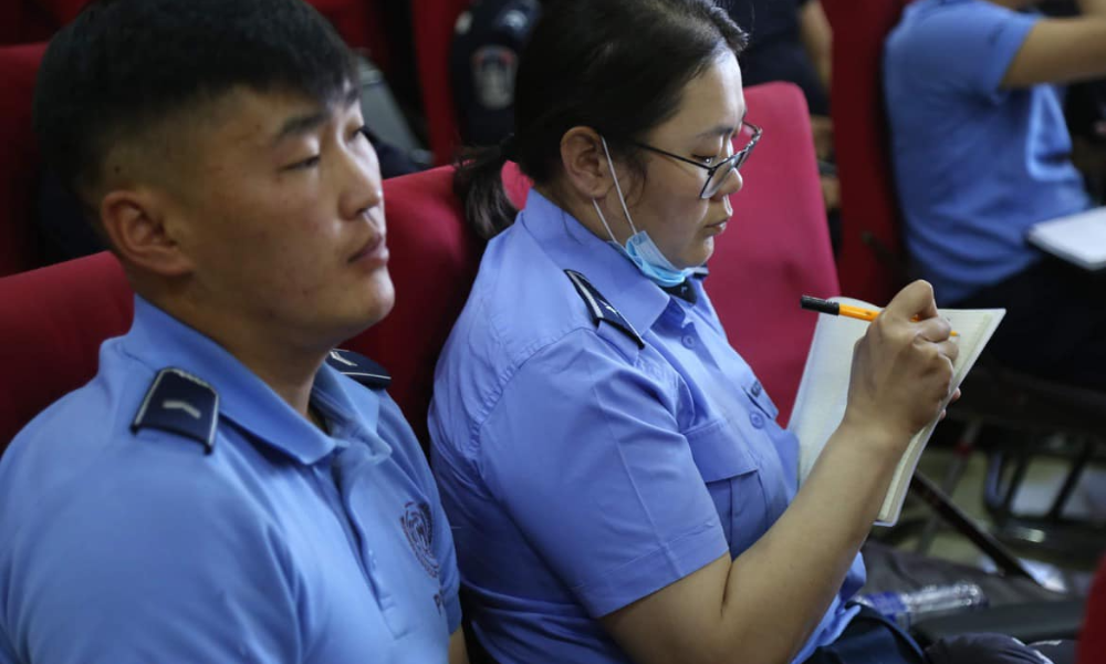 Насанд хүрээгүй гэрч, хохирогч, холбогдогч хүүхдүүдээс хэрэг бүртгэлт, мөрдөн байцаалтын үед мэдүүлэг авах ажиллагааны явцад хүүхдийн эрх ашгийг ханган ажиллах, хүүхдийн эрх, хамгааллын чиглэлээр ажиллаж буй албан хаагч, мэргэжилтнүүдийг чадавхжуулах сургалтыг 2022 оны 5 дугаар сарын 27-ны өдөр зохион байгууллаа.