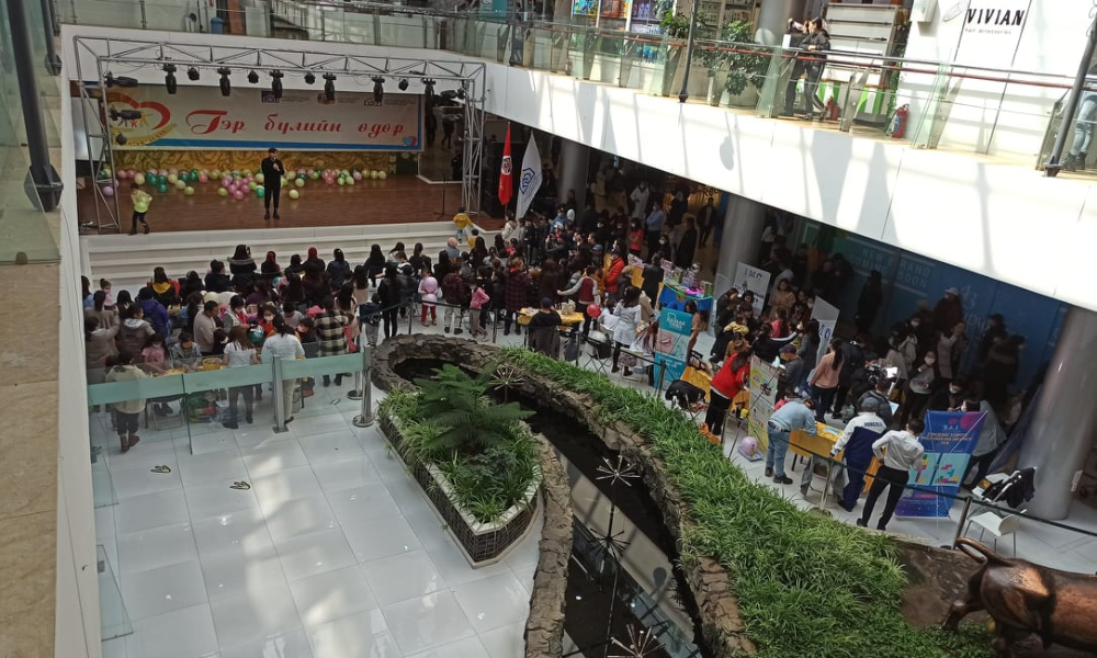 Гэр бүлийн аз жаргалд нөлөөлөх зорилгоор Хан-Уул дүүргийн Засаг даргын Тамгын газар, дүүргийн Гэр бүл, хүүхэд залуучуудын хөгжлийн хэлтэс хамтран “Хүннү молл” худалдааны төвд 2022 оны 03 дугаар сарын 27-ны өдөр “Гэр бүлийн өдөр-ийг “Гэр бүл дэх эрх тэгш байдал” сэдвийн хүрээнд зохион байгууллаа.